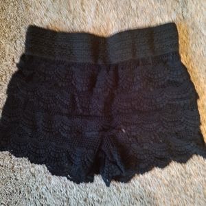 Lace scalloped black shorts